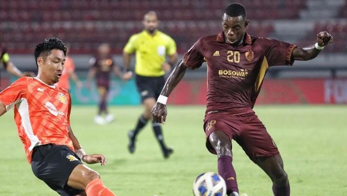Striker PSM Makassar Adilson Silva berduel dengan bek Hougang United dalam laga AFC Cup 2023/2024.