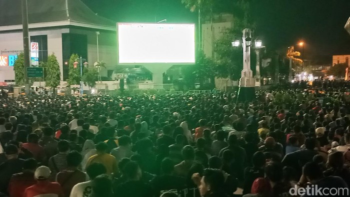 Suasana nobar laga Persis Solo melawan PSS Sleman di Balai Kota Solo, Rabu (8/11/2023) malam.