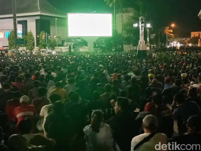 Suasana nobar laga Persis Solo melawan PSS Sleman di Balai Kota Solo, Rabu (8/11/2023) malam.
