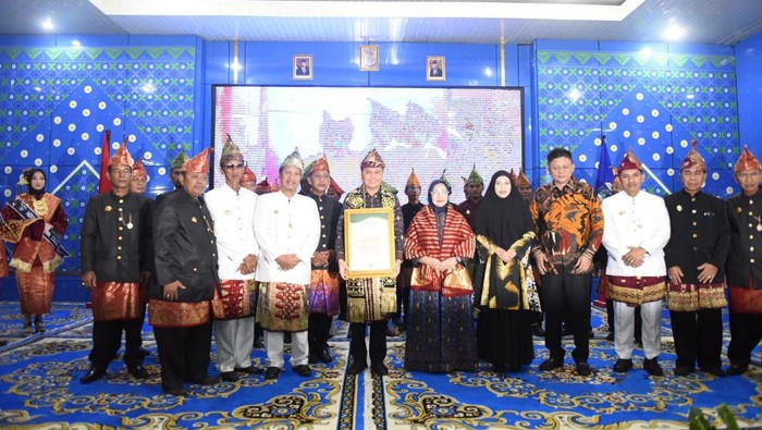 Agus Fatoni mendapat gelar kehormatan Suttan Mangku Keresidenan.
