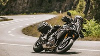 Hal yang menarik dari moge GSX-S1000GX ini jadi motor Suzuki pertama yang telah dilengkapi dengan Suzuki Advanced Electronic Suspension (SAES). Jadi teknologi itu bisa mengontrol yang secara elektronik redaman dan preload suspensi sesuai dengan kecepatan kendaraan, kondisi permukaan jalan, dan perubahan postur akibat rem. Foto: Suzuki