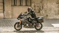 Sport touring dari Suzuki ini menghadirkan desain moden dengan posisi berkendara yang tegak kendati motor masih memakai kedok setengah. Foto: Suzuki