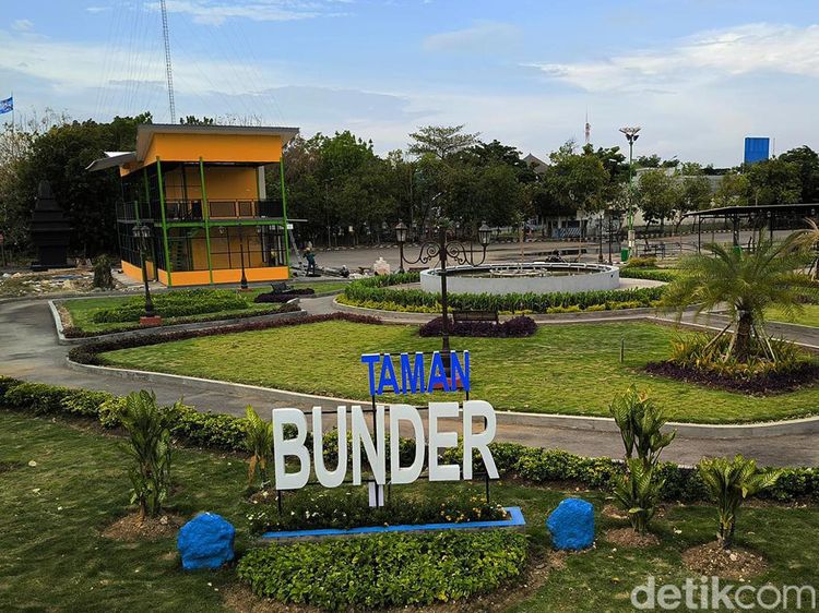 Penampakan Taman Bunder Gresik yang Ternyata Tidak Bundar