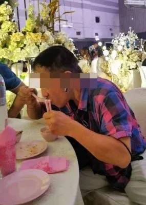 Tamu penyusup untuk makan gratis di kondangan