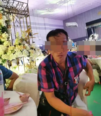 Tamu penyusup untuk makan gratis di kondangan