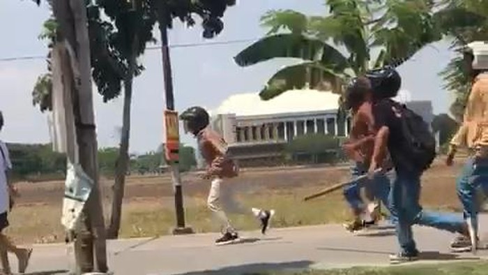 Tawuran antarpelajar di GOR Dabonsia Bojonegoro