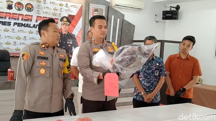 Polisi menunjukan barang bukti dari aksi tawuran para pelajar yang melibatkan lima sekolah di Pemalang, Rabu (8/11/2023).