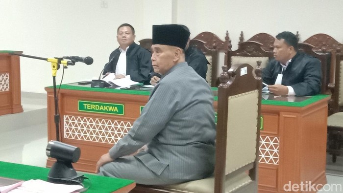 Terdakwa Panji Gumilang melakukan interupsi di tengah pembacaan dakwaan oleh JPU