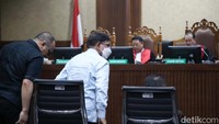 Johnny G Plate jalani sidang vonis bersama Direktur Utama Bakti Kominfo Anang Achmad Latif dan mantan Tenaga Ahli Human Development Universitas Indonesia (Hudev UI) Yohan Suryanto.  