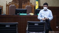Hakim menjatuhkan pidana terhadap Terdakwa Johnny G Plate berupa pidana 15 tahun penjara.  