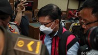 Hakim menyatakan Johnny G Plate melanggar Pasal 2 ayat 1 juncto Pasal 18 Undang-Undang Pemberantasan Tindak Pidana Korupsi (UU Tipikor) juncto Pasal 55 ayat 1 ke-1 KUHP.  