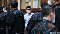 Mantan Menkominfo Johnny G Plate divonis hukuman penjara. Hakim menyatakan Plate terbukti bersalah melakukan tindak pidana korupsi dalam proyek pengadaan base transceiver station (BTS) 4G Bakti Kominfo.  
