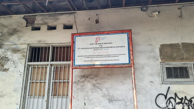 Lahan parkir pengunjung di Toko Merah