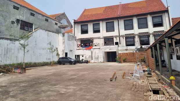 Lahan parkir pengunjung di Toko Merah