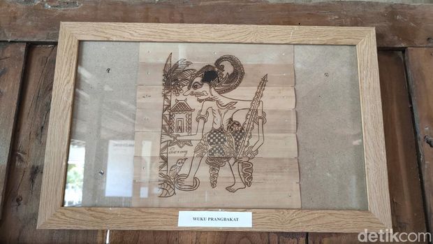 Tokoh wayang di daun lontar karya pemuda Desa Wisata Sidorejo, Kapanewon Lendah, Kabupaten Kulon Progo, Rabu (8/11/2023).