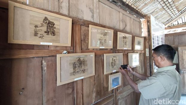 Tokoh wayang di daun lontar karya pemuda Desa Wisata Sidorejo, Kapanewon Lendah, Kabupaten Kulon Progo, Rabu (8/11/2023).