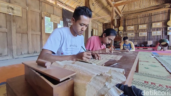 Tokoh wayang di daun lontar karya pemuda Desa Wisata Sidorejo, Kapanewon Lendah, Kabupaten Kulon Progo, Rabu (8/11/2023).