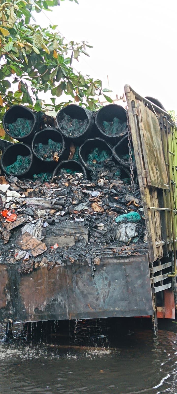 Truk muat obat-obatan hingga cairan kimia terbakar di Surabaya
