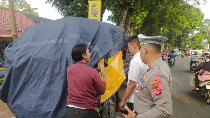 Truk sampah DLH Kota Bogor menabrak 4 kios di Cimpedak gegara kucing