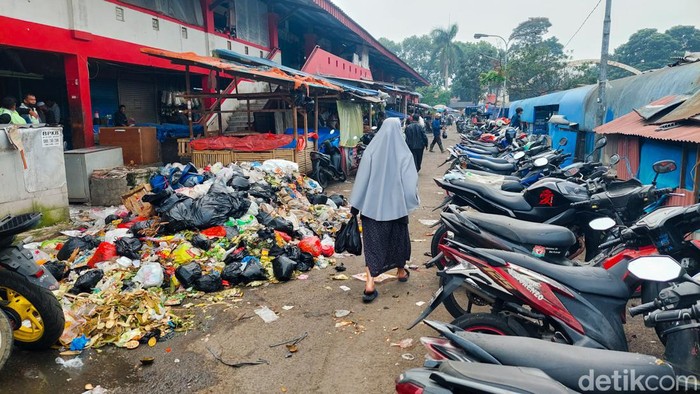 Tumpukan sampah di Pasar Antri Cimahi menimbulkan bau tak sedap
