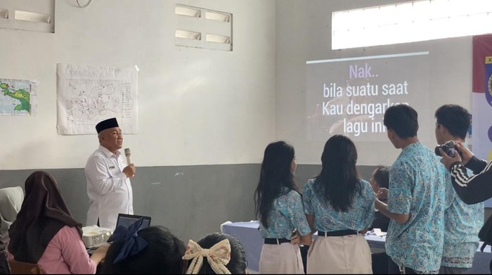 Walkot Depok saat sosialisasikan Pemilu 2024 ke pelajar (Devi/detikcom)