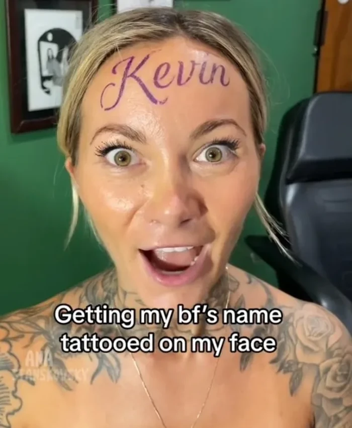Wanita tato nama pacar di muka
