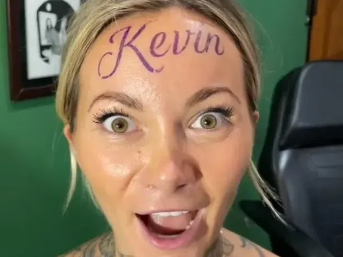 Wanita tato nama pacar di muka