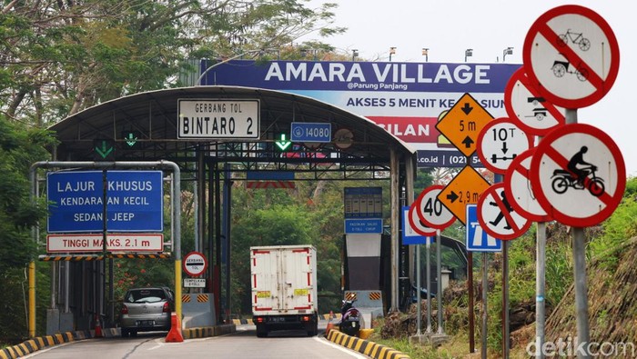 Sejumlah kendaraan melintas di Tol Jakarta-Serpong, Kamis (9/11/2023). Tarif Tol sejumlah ruas akan mengalami penyesuaian dalam waktu dekat. Setidaknya terdapat 7 ruas tol yang bakal mengalami kenaikan menjelang akhir tahun ini.