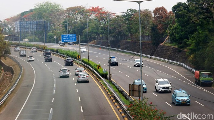 Sejumlah kendaraan melintas di Tol Jakarta-Serpong, Kamis (9/11/2023). Tarif Tol sejumlah ruas akan mengalami penyesuaian dalam waktu dekat. Setidaknya terdapat 7 ruas tol yang bakal mengalami kenaikan menjelang akhir tahun ini.