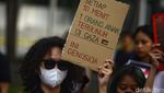 Aksi di Depan Kedubes AS Jakarta, Pendemo Bawa Semangka