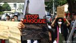 Aksi di Depan Kedubes AS Jakarta, Pendemo Bawa Semangka