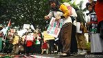 Aksi di Depan Kedubes AS Jakarta, Pendemo Bawa Semangka