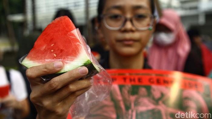 Aksi di Depan Kedubes AS Jakarta, Pendemo Bawa Semangka Massa Solidaritas Rakyat Indonesia untuk Rakyat Palestina gelar aksi di depan Kedubes AS. Pendemo membawa buah semangka sebagai simbol dukungan terhadap Palestina.