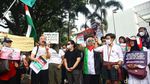 Aksi di Depan Kedubes AS Jakarta, Pendemo Bawa Semangka