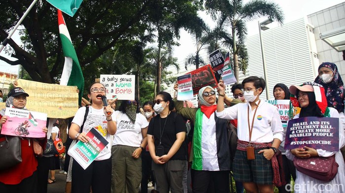 Massa Solidaritas Rakyat Indonesia untuk Rakyat Palestina gelar aksi di depan Kedubes AS. Pendemo membawa buah semangka sebagai simbol dukungan terhadap Palestina.