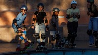 Para pemain skateboard berlatih di skateboard bowl di Encinitas, California, Amerika Serikat, 2 November 2023.