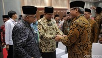 Anies yang mengenakan batik lengan panjang dan peci hitam langsung disambut saat tiba di lokasi Rakernas LDII.  