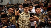 Anies sempat melayani permintaan foto bersama di sela-sela Rakernas LDII.  