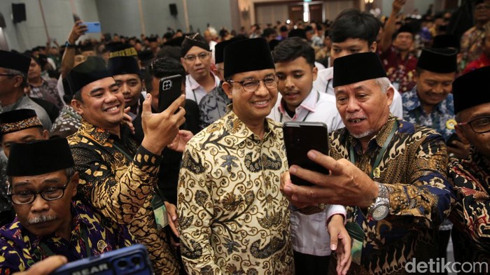 Bakal Calon Presiden Koalisi Perubahan Anies Baswedan menyampaikan gagasan saat menghadiri Rakernas Lembaga Dakwah Islam Indonesia (LDII di) Ponpes Minnhajurrosyidiin, Lubang Buaya, Cipayung, Jakarta Timur, Kamis (9/11/2023).