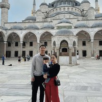 Selama di Turki Izz tampak mengunjungi sejumlah tempat bersama Nikita Willy dan Indra Priawan. Sambil digendong sang mama, begini pose menggemaskan baby Izz. Foto: Instagram/@nikitawillyofficial96