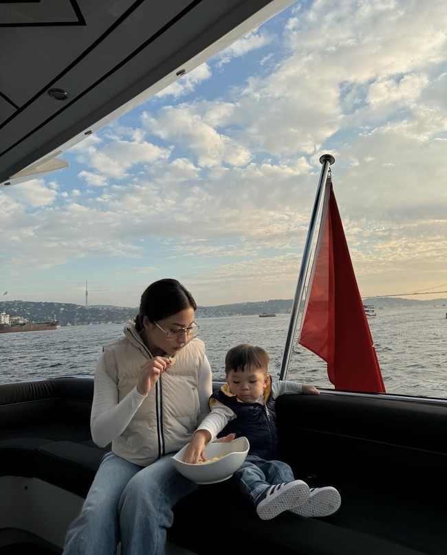 Tak hanya tingkah lucunya, gaya stylish baby Izz juga turut mencuri atensi. Kompak dengan Nikita Willy, Izz tampak mengenakan kaos putih lengan panjang yang dipadukan dengan celana jeans dan rompi. Foto: Instagram/@nikitawillyofficial96