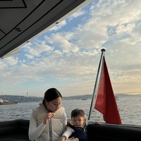 Tak hanya tingkah lucunya, gaya stylish baby Izz juga turut mencuri atensi. Kompak dengan Nikita Willy, Izz tampak mengenakan kaos putih lengan panjang yang dipadukan dengan celana jeans dan rompi. Foto: Instagram/@nikitawillyofficial96