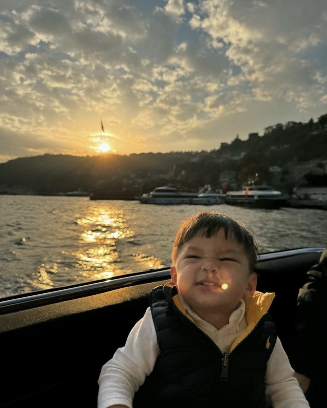 Kini sudah berusia 1 tahun, gayanya yang lucu dan menggemaskan pun sering jadi sorotan. Seperti gayanya yang satu ini saat sedang memperlihatkan ekspresi wajahnya yang imut. Foto: Instagram/@nikitawillyofficial96