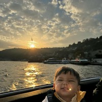 Kini sudah berusia 1 tahun, gayanya yang lucu dan menggemaskan pun sering jadi sorotan. Seperti gayanya yang satu ini saat sedang memperlihatkan ekspresi wajahnya yang imut. Foto: Instagram/@nikitawillyofficial96