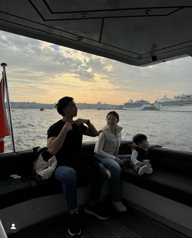 Berpose di kapal bersama dua orangtuanya, Izz tampak begitu menikmati pemandangan dari kapal tersebut. Benar-benar bikin gemas bukan? Foto: Instagram/@nikitawillyofficial96