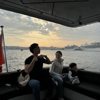 Berpose di kapal bersama dua orangtuanya, Izz tampak begitu menikmati pemandangan dari kapal tersebut. Benar-benar bikin gemas bukan? Foto: Instagram/@nikitawillyofficial96