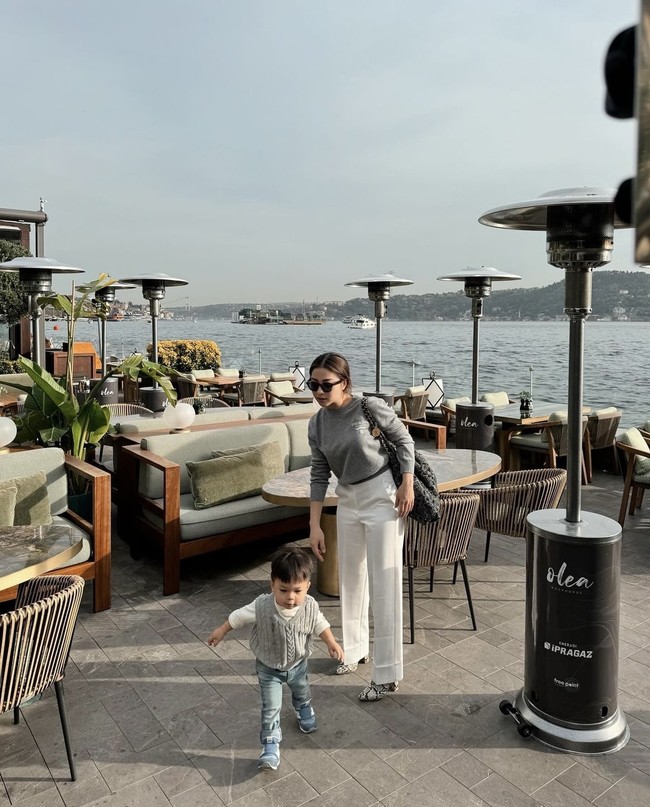 Jalan-jalan ke Turki bersama orangtuanya, Nikita Willy dan Indra Priawan, Issa Xander atau yang biasa dipanggil baby Izz curi atensi. Sudah semakin besar, Izz terlihat semakin lucu dan tampan. Foto: Instagram/@nikitawillyofficial96