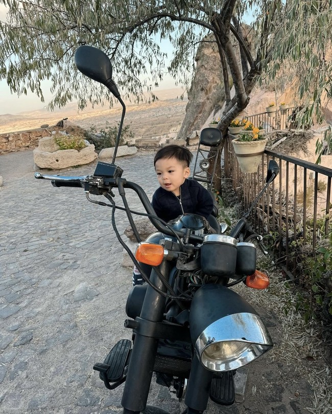 Bergaya stylish di atas motor, paras baby Izz yang semakin terlihat tampan juga sukses curi atensi. Kalau dilihat-lihat, baby Izz lebih mirip Nikita atau Indra nih? Foto: Instagram/@nikitawillyofficial96