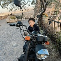 Bergaya stylish di atas motor, paras baby Izz yang semakin terlihat tampan juga sukses curi atensi. Kalau dilihat-lihat, baby Izz lebih mirip Nikita atau Indra nih? Foto: Instagram/@nikitawillyofficial96