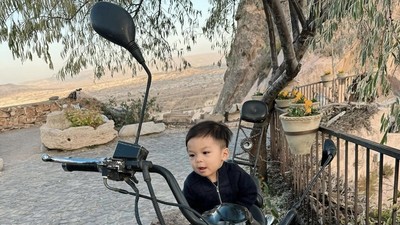7 Gaya Stylish Baby Izz Anak Nikita Willy di Turki, Ganteng & Menggemaskan